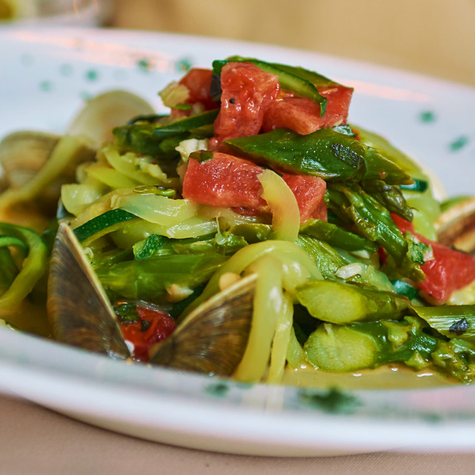 Clams with green vegetables and diced tomatoes